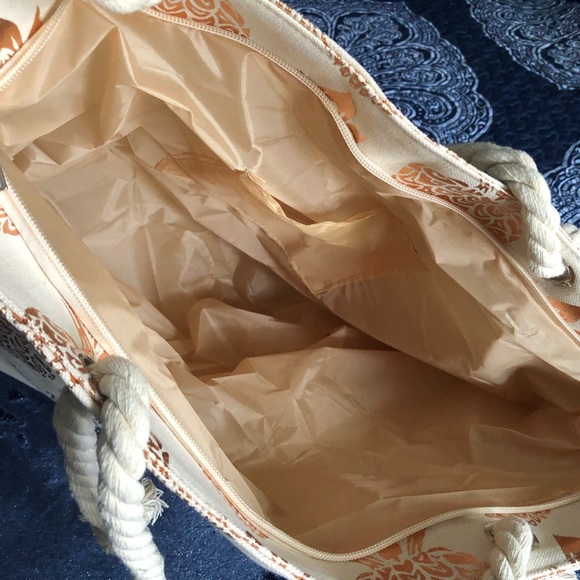 Super fun lightweight beach bag with pineapple design✨ - Picture 6 of 13